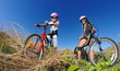 Enfants sur des vélos tout terrain.