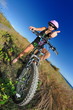 Fillette avec sont vélo dans les herbes.