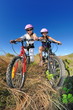 Fillettes sur des vélo tout-terrain.