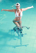 Images : Jeune femme souriante faisant de l\'aquabike