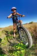 Fillette sur un vélo tout-terrain.