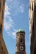 Sürturm der Münchner Frauenkirche in Häuserschlucht