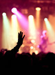 jubelnder Konzertbesucher auf Rock-Konzert
