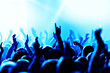 Jubelnde Konzertbesucher auf Rock-Konzert