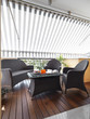 arredamento di midollino sul balcone