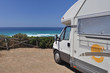 Camper in sosta sulla spiaggia