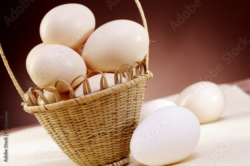 Foto: Chicken eggs in basket Chicken eggs in basket