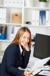 junge lächelnde frau am computer