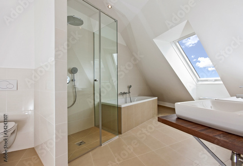 Foto: sunlit bathroom with roof top window sunlit bathroom with roof top window