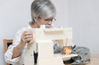 Foto: Frau mit elektrischer Nähmaschine Frau mit elektrischer Nähmaschine