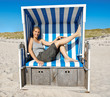 Foto: Frau im Strandkorb Frau im Strandkorb