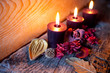 composizione con candele e fiori