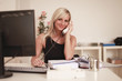 Blonde Frau am Telefon