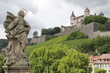 statue mit blick auf die festung marienberg in würzburg