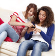 deux amies au téléphone