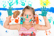 Mädchen mit spielt mit Farben