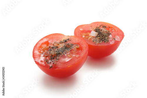 Photo: Tomatoes with salt and pepper Tomatoes with salt and pepper
