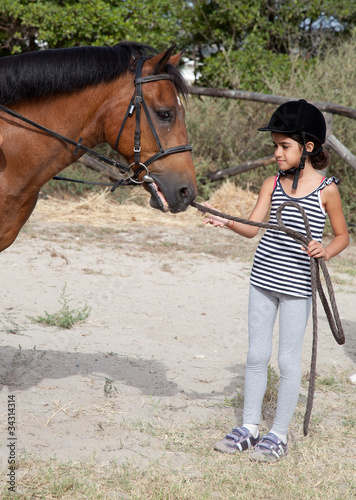 Photo: bambina e pony bambina e pony