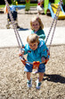 Deux enfants à la balançoire