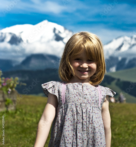 Foto: Enfant devant le Mont Blanc Enfant devant le Mont Blanc