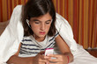 adolescente ascolta musica con mp3