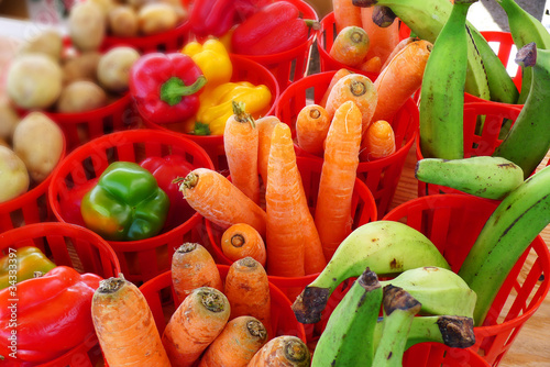 Foto: Fruits and vegetables in bins at an outdoor market Fruits and vegetables in bins at an outdoor market