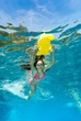 Foto: Schwimmspass im blauen Pool Schwimmspass im blauen Pool