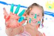 Mädchen mit bunten Fingern