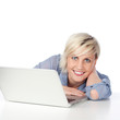 attrative junge frau mit laptop