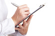 Hand füllt Checkliste aus