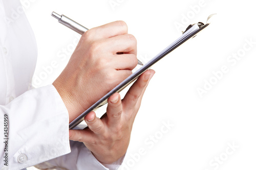 Hand füllt Checkliste aus Hand füllt Checkliste aus
