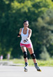 Jeune femme se baladant en roller