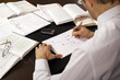 Foto: Businessman drawing a flow-chart Businessman drawing a flow-chart