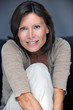 Photo: femme souriante assise femme souriante assise