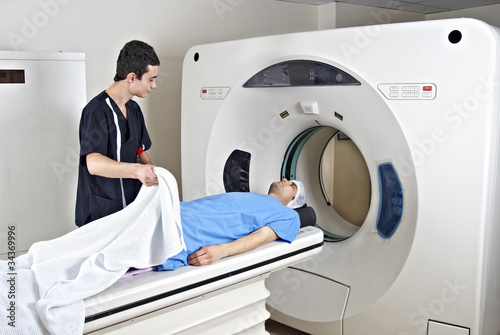 Foto: CAT Scan Technologist with Patient CAT Scan Technologist with Patient