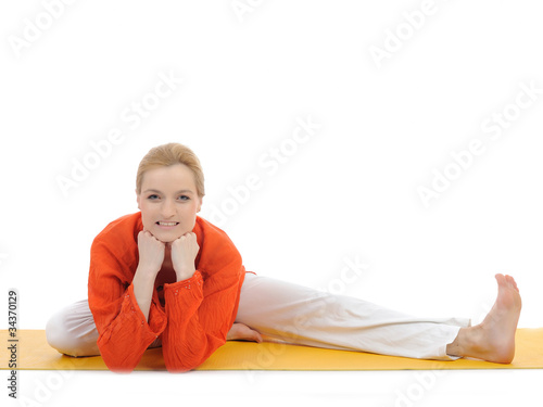 Foto: series or yoga photos. young woman doing yoga stretching pose on series or yoga photos. young woman doing yoga stretching pose on