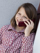 enfant souriante au téléphone