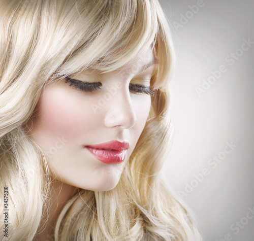 Photo: Blond Hair. Beautiful Woman Portrait. Hairstyle Blond Hair. Beautiful Woman Portrait. Hairstyle