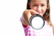 Bambina che illumina con la torcia