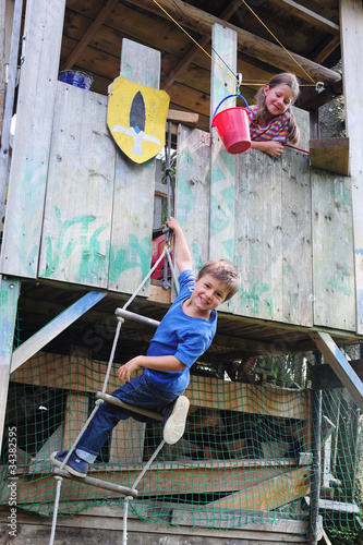 Photo: Kinder im Baumhaus Kinder im Baumhaus