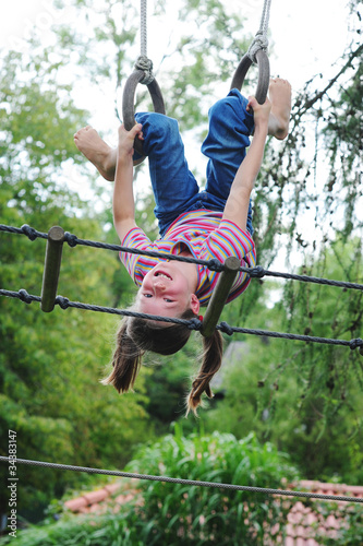 Photo: Kind turnt im Garten Kind turnt im Garten