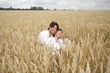 Paar im Feld