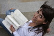Photo: Frau mit Buch Frau mit Buch