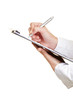 Hände mit Klemmbrett und Stift