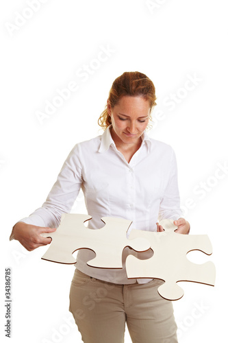 Photo: Frau setzt ein Puzzle zusammen Frau setzt ein Puzzle zusammen