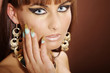 Beauty Frau mit Stiletto Nägel posiert, quer close up