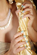 Schöne Hände mit Schmuck