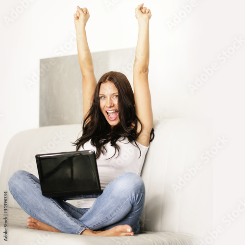 Photo: Hübsche Frau am Notebook Hübsche Frau am Notebook