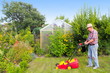 Rentner bei der Gartenarbeit