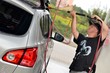 homme lavant la voiture homme lavant la voiture